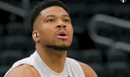 开云网页登录-他来了！雄鹿官方晒字母哥积极投入赛前热身的瞬间