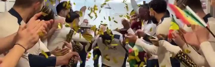 载誉归来！西汉姆全队热烈欢迎非洲杯冠军迪乌夫凯旋