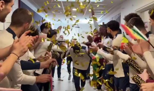 载誉归来！西汉姆全队热烈欢迎非洲杯冠军迪乌夫凯旋